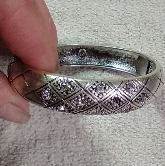 Premier Designs Jewelry - Silvertone crystal 🔮 hinged bracelet premier designs
